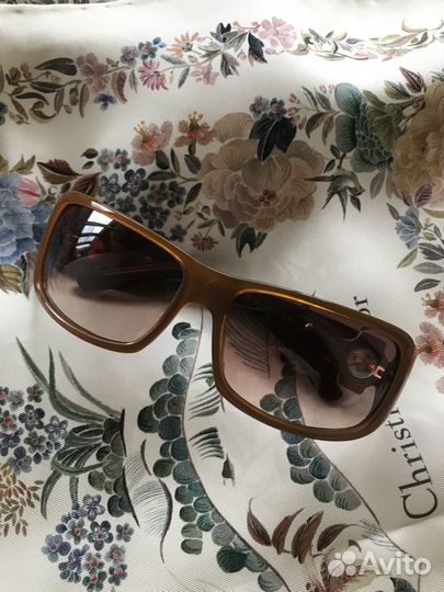 Солнцезащитные очки женские брендовые