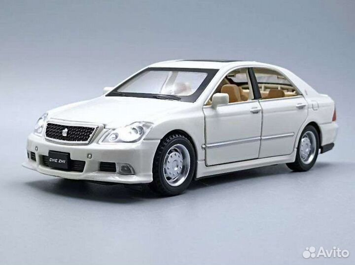 Коллекционные модели металл машинка Toyota Crown