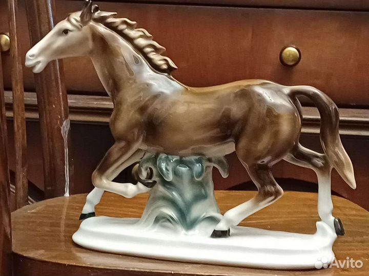 Статуэтка бегущая лошадь с сертификатом. Германия