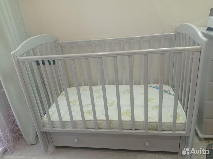 Детская кроватка с продольным маятником
