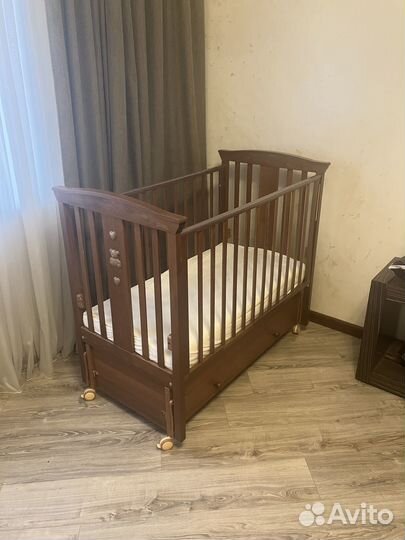 Детская кроватка с маятником и ящиком