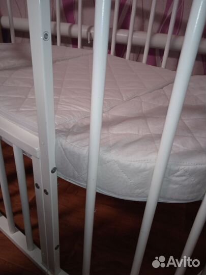 Детская кроватка с маятником