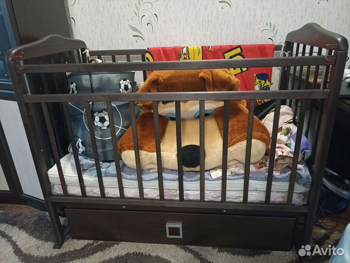 Детская кроватка с поперечным маятником