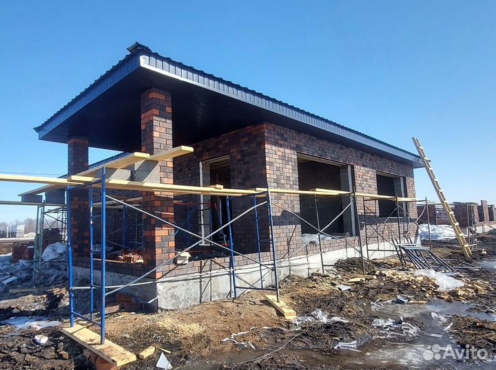 Бригада строителей каменщики