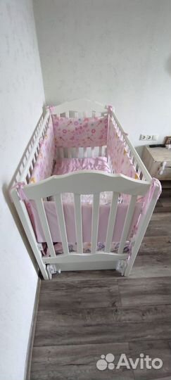 Детская кроватка с универсальным маятником