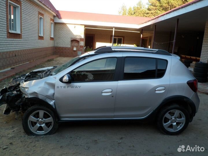 Renault Sandero Stepway 1.6 AT, 2018, битый, 70 000 км