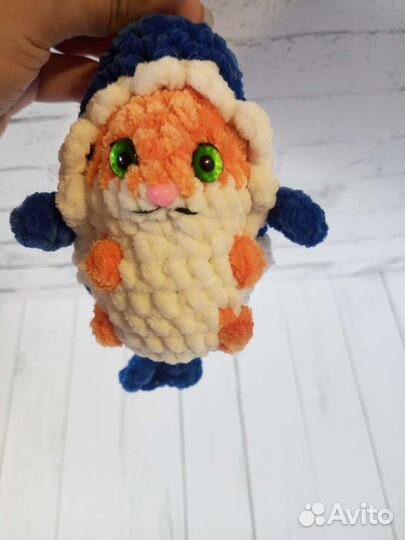 Игрушка Котик в костюме Акулы вязаный брелок