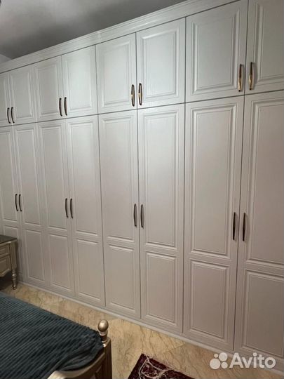 Большой распашной шкаф