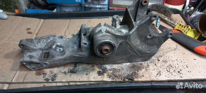 Кронштейн генератора Volkswagen Passat B5+