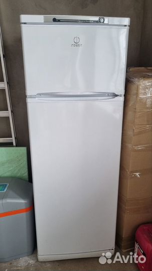 Холодильник indesit st167.028