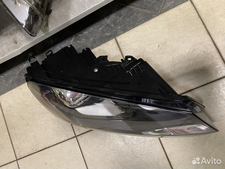 Фара Volkswagen Touareg NF правая