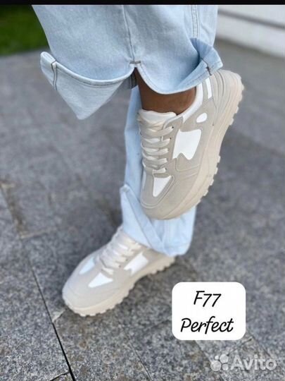 Кроссовки женские