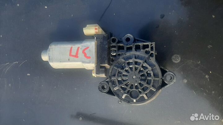 Моторчик стеклоподъёмника правый на Кия Церато 1