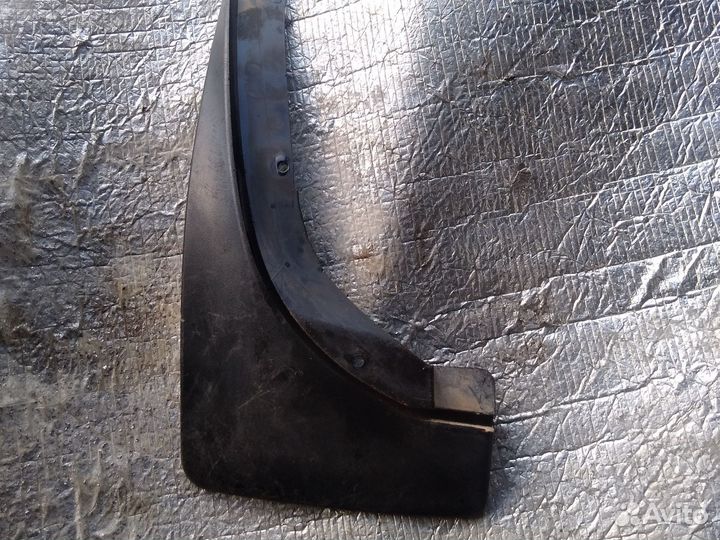 Брызговик задний левый на Шкода Фабия 2