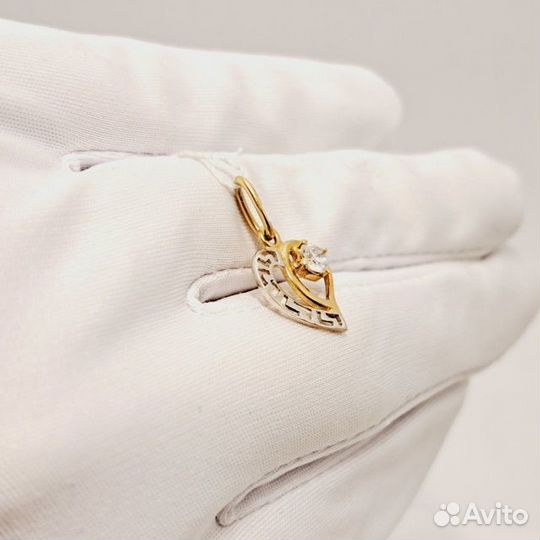 Золотая подвеска с камнем