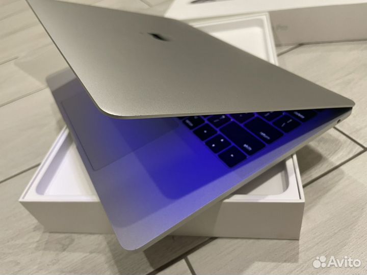 Macbook pro 13 2017 i5-2.3 ghz retina