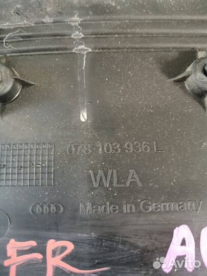 Декоративная крышка двигателя передняя правая Audi