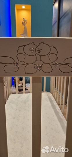 Детская кроватка с маятником и ящиком