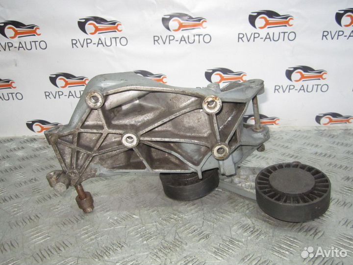 Кронштейн Volkswagen Passat B3 1988-1993