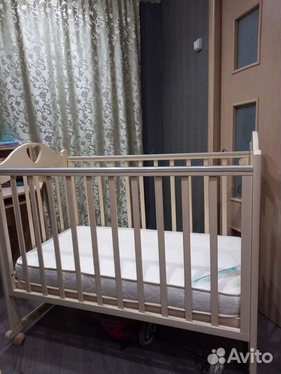 Детская кроватка с маятником белая