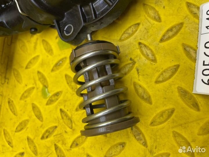 Б/У Корпус термостата всборе с термостатом - В