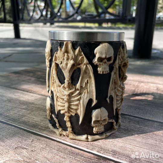 Кружка готическая с черепами