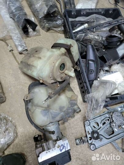 Бочек омывателя и охлаждения на Мерседес 140