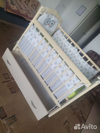 Детская кроватка с маятником и ящиком