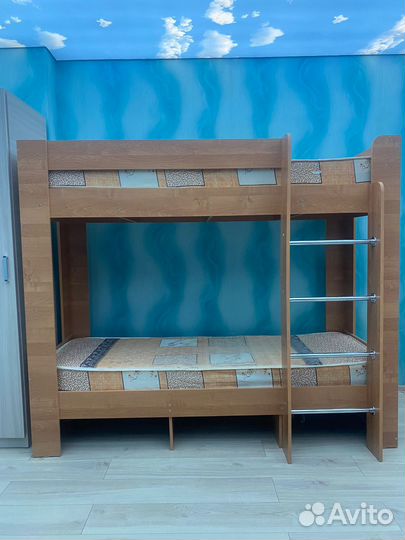 Продам двухярусную кровать с матрасами