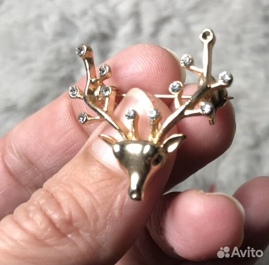 Брошка значок золотой олень с камнями новая