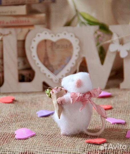 Игрушка ручной работы мышонок с букетом