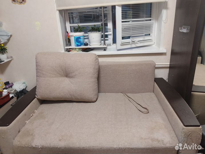 Диван с двумя подушками