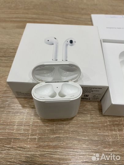 Apple AirPods (1го поколения)