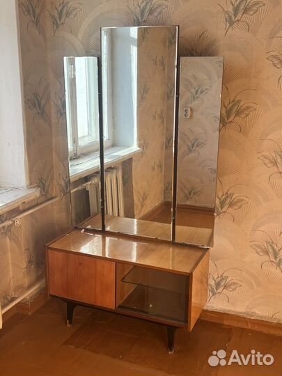Кухонный гарнитур, сервант, тумба, кровать