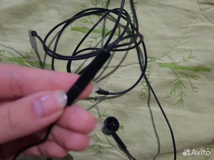 Сломанные наушники (правый работает)