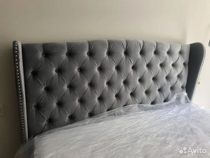 Кровать двуспальная с матрасом