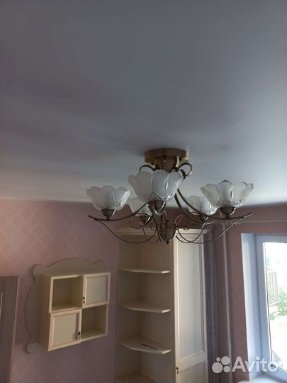 Люстра со светильником