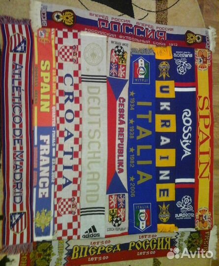 Коллекция футбольных и хоккейных шарфов