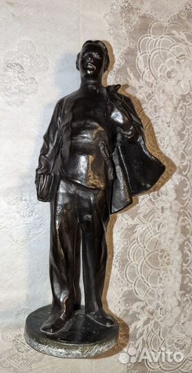 Статуэтка молодой Ленин