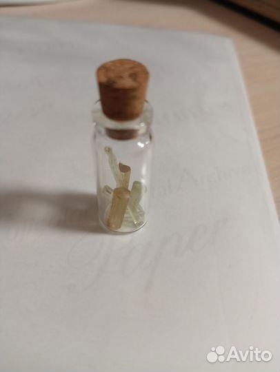 Сувенир-флакон с кристаллами гелиодора