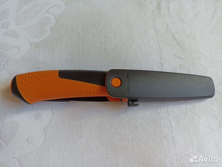 Нож с точилкой Fiskars PRO Фискарс новый