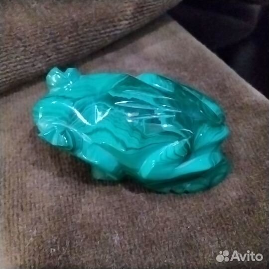 Фигурка лягушка из малахита
