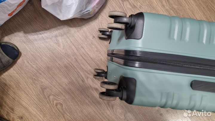 Чемодан почти новый