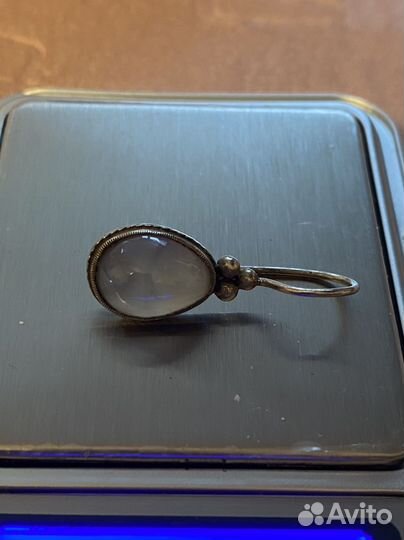 Серьга с камнем