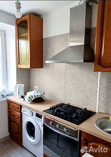 Кухонный гарнитур из массива с техникой