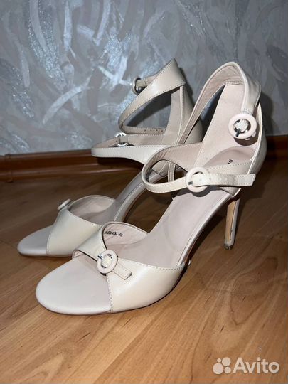 Отдам женскую обувь