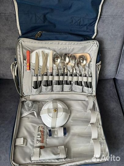 Набор для пикника с посудой и сумкой холодильником