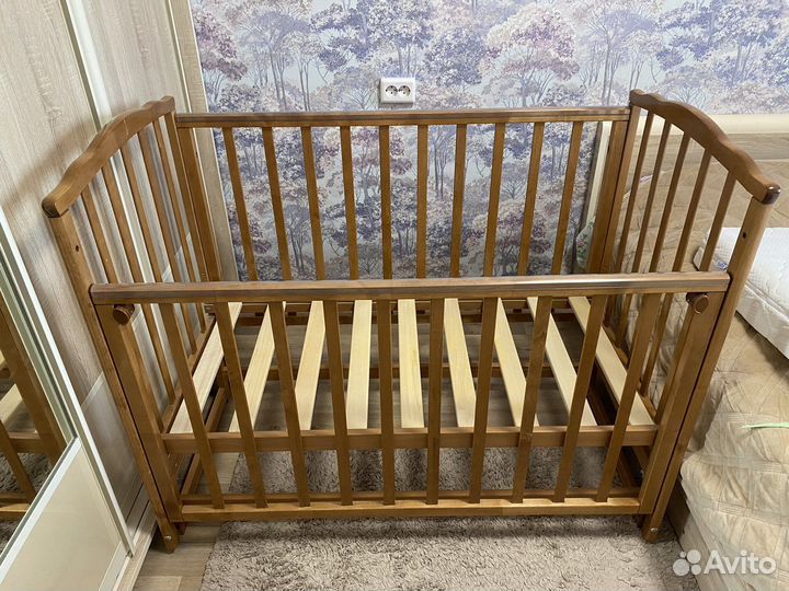 Детская кроватка с маятником