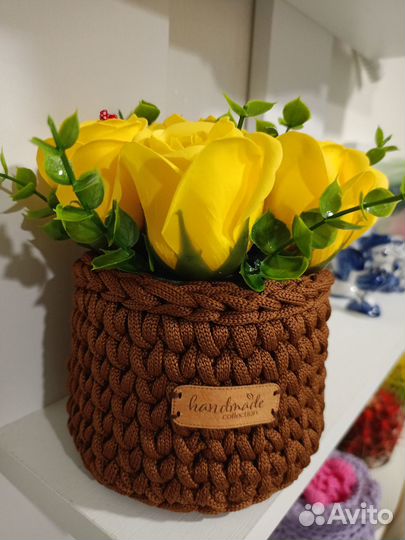 Вязаная корзина с розами