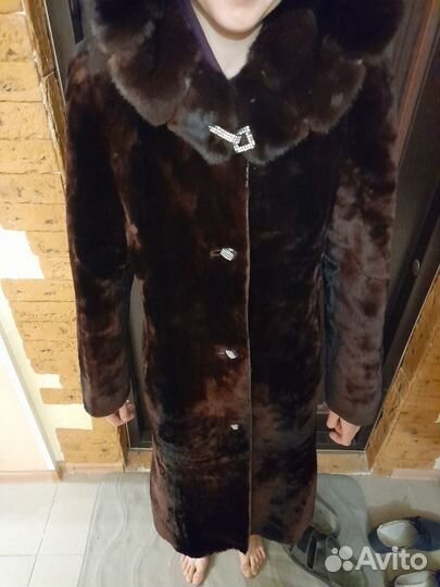 Шуба мутоновая с капюшоном коричневая